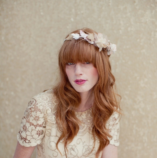 Las coronas de flores triunfan entre las novias