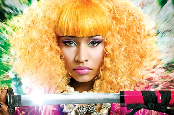 Nicki Minaj, toda una experta en hacerse ella misma las uñas