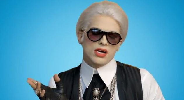 Ashton Kutcher imita a Karl Lagerfeld en una parodia de este buscando pareja