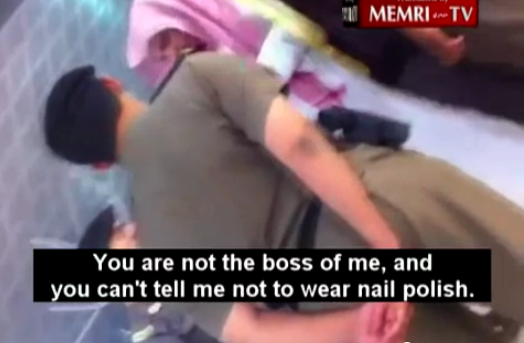 Una mujer de Arabia Saudí se enfrenta a unos oficiales que le recriminan llevar las uñas pintadas