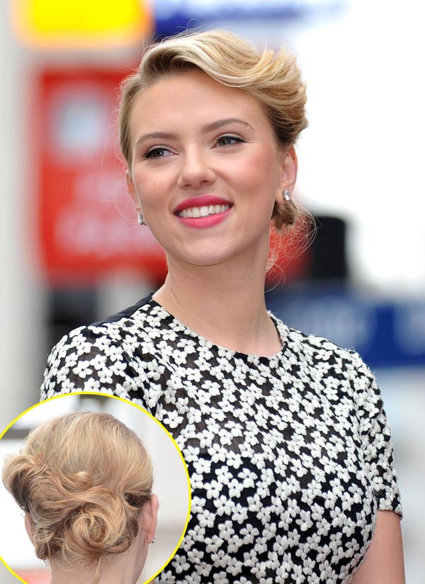 Scarlett Johansson y su peinado retro para recibir su estrella en el Paseo de la Fama de Hollywood