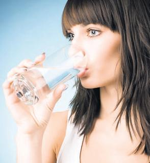 ¿Por qué se recomienda beber abundante agua en las pérdidas de peso?