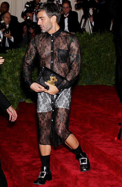 Agotado el "camisón" de encaje que Marc Jacobs vistió en la Gala del Met 2012