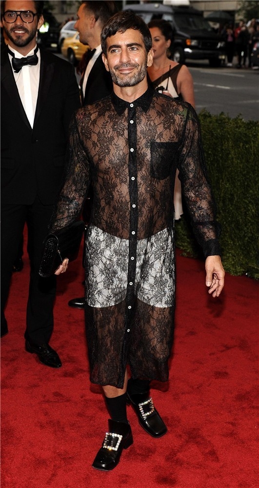 Dos looks que no entendemos: el de Marc Jacobs y el de Alexa Chung en la Gala Met 2012