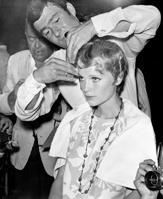 Muere Vidal Sassoon, el peluquero que creó el mítico corte de pelo de Mia Farrow en La Semilla del Diablo
