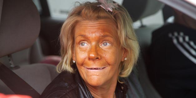 Le prohiben la entrada a los salones de rayos UVA a la madre tanoréxica