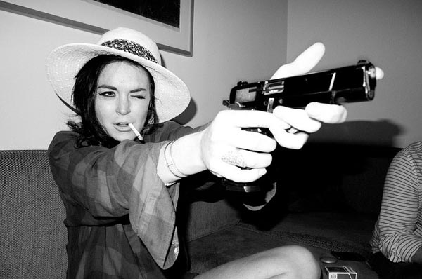 Lo estabais deseando... ¡una ración de Lindsay Lohan jugueteando con armas!