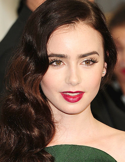 Consigue las pestañas de infarto de Lily Collins