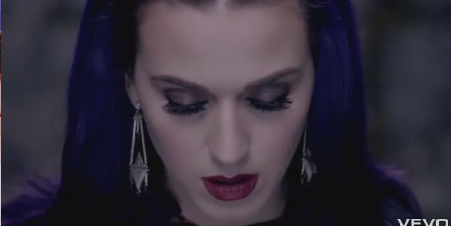 Katy Perry sigue dándole duro al look gótico en su vídeo Wide Awake