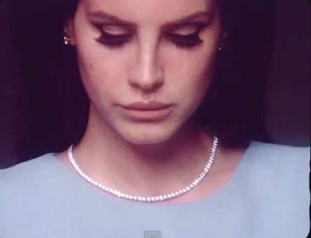 Todos los looks de Lana del Rey en su último clip, National Anthem