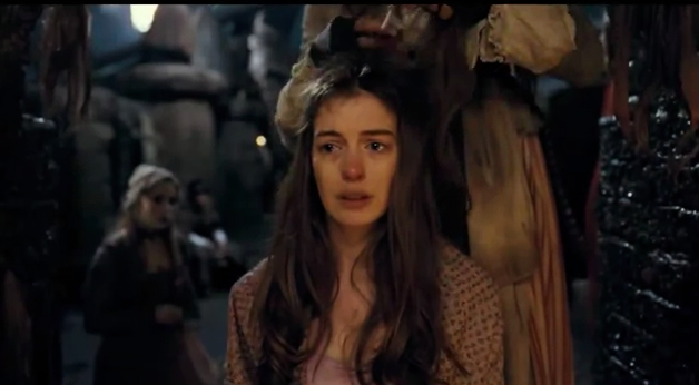 Anne Hathaway y su increíble cambio de look en el trailer de Los Miserables