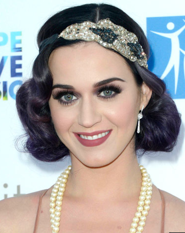 Look años 20 para Katy Perry (que sigue llevando el pelo morado)