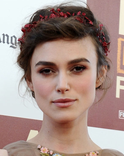 Keira Nnightley también se apunta a la moda de las diademas con flores