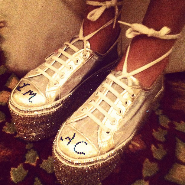 ¡The Man Repeller se ha casado con unas zapatillas con plataforma!