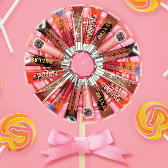 Benefit lanza una colección de glosses inspirados en sus famosos coloretes
