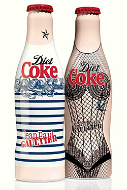 Jean Paul Gaultier imprime su estilo personal en dos botellas de Coca-Cola Light