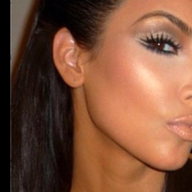 Kim Kardashian y el secreto de los pómulos radiantes