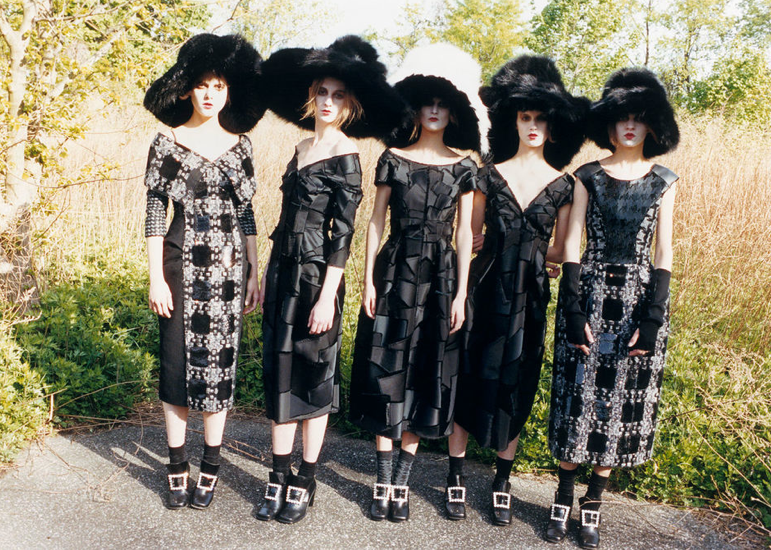 Redoble de tambor para la publi de Marc Jacobs con los sombreros gigantes de su colección O/I