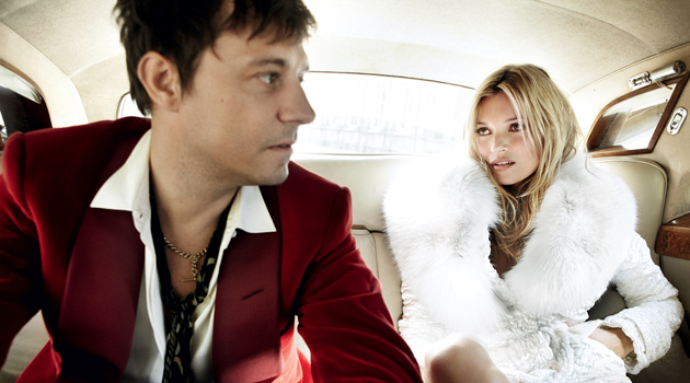 A Kate Moss se la conquista sin llevar zapatillas ni sudaderas 