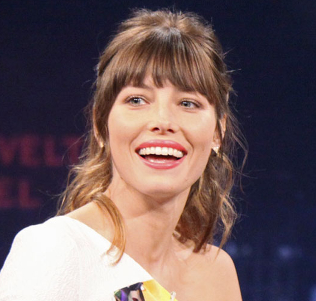 Jessica Biel vuelve a acertar con su peinado y su maquillaje