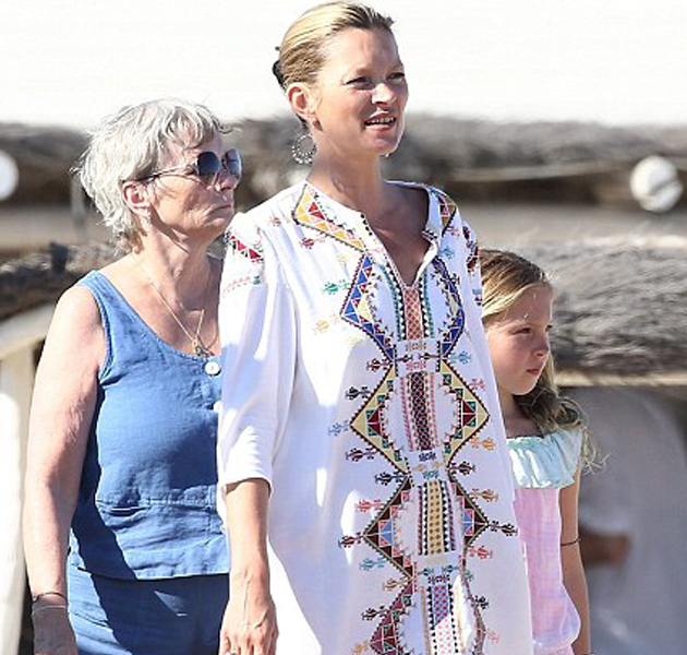 Kate Moss está de verano: ya se ha puesto su kaftan 