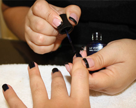 Tres trucos para que tu manicura se seque más rápido 