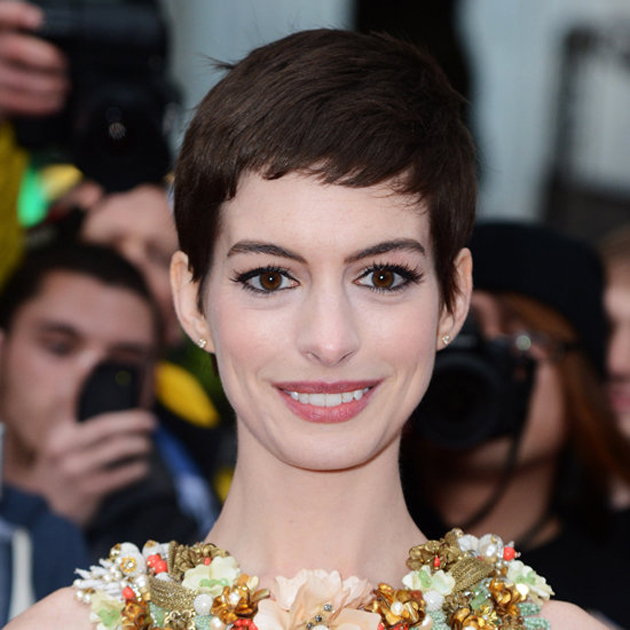 Anne Hathaway reconce que su corte de pelo la hundió