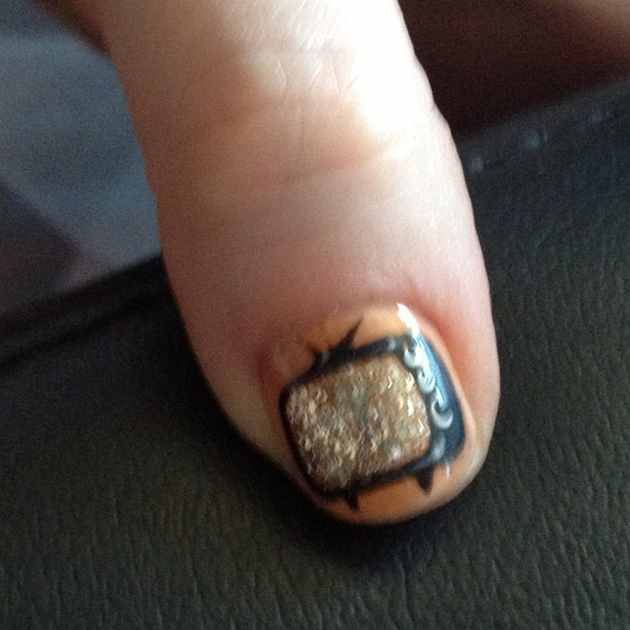 Televisiones en la manicura de Zooey Deschanel para ir a los Emmys 