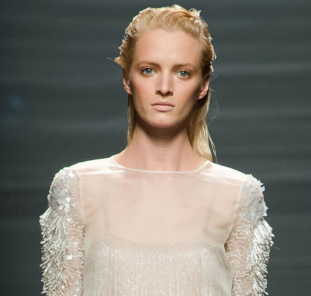 Look salido del agua en el desfile Alberta Ferretti 