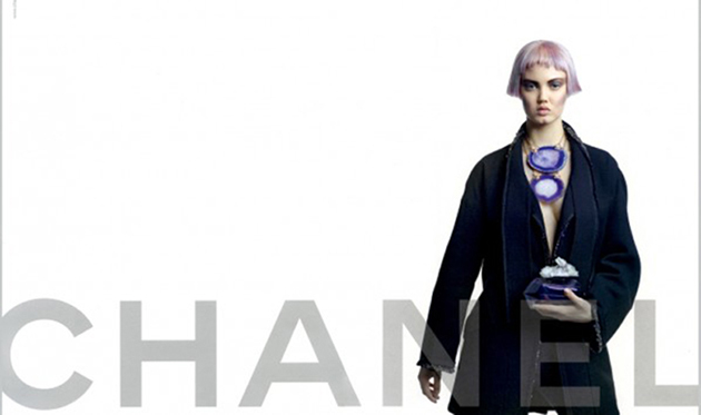 Pelucas, minerales y capas. Resumimos la campaña de otoño 2012 de Chanel  