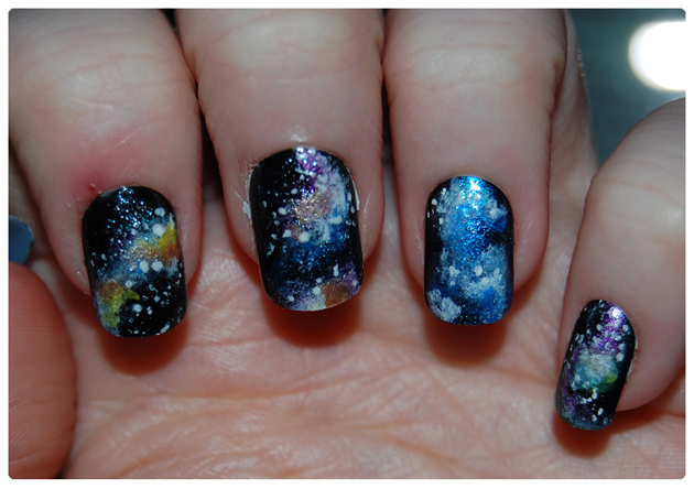 Aprende a hacerte una manicura galáctica