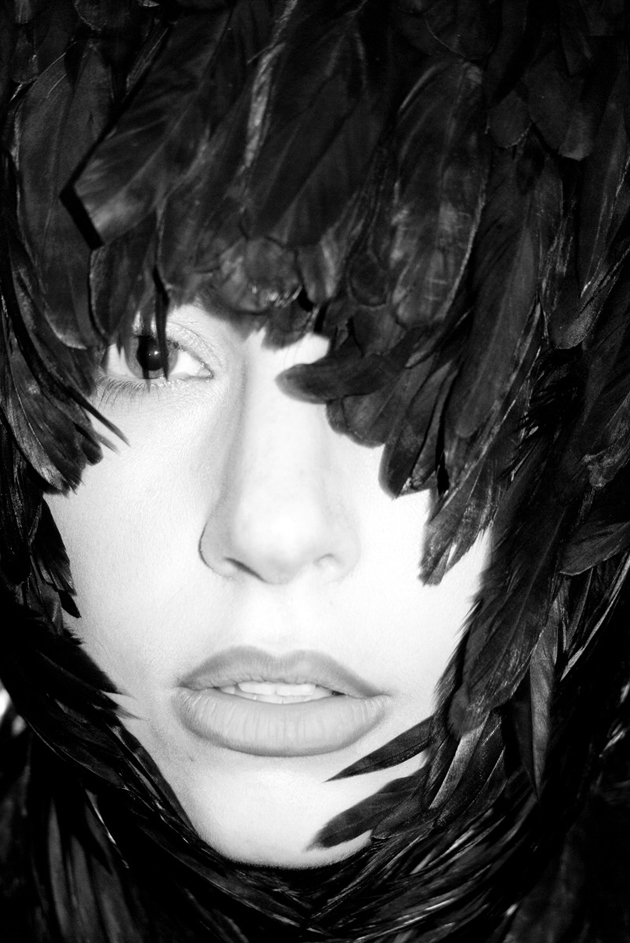 Rareza del día: Lady Gaga vestida con plumas en la puerta de Chanel