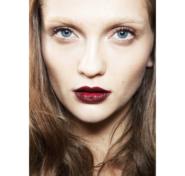 Labios burdeos, el vino se queda en tus labios 