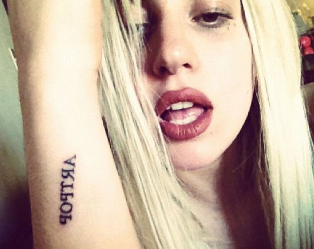 Lady Gaga anuncia su nuevo álbum a través de un tatuaje