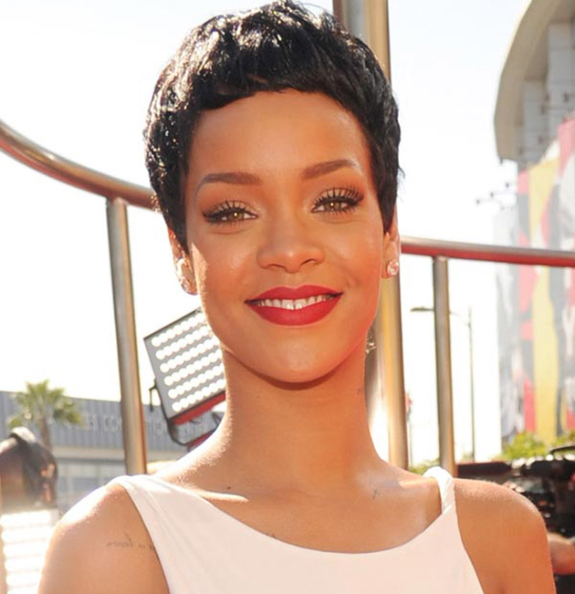 Rihanna se corta el pelo a lo Juana de Arco 