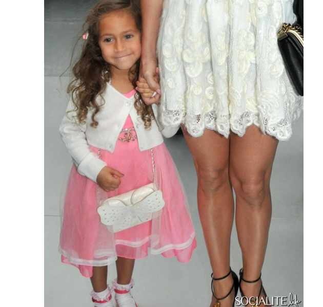 La hija de Jennifer Lopez con unos accesorios que valen un pastón
