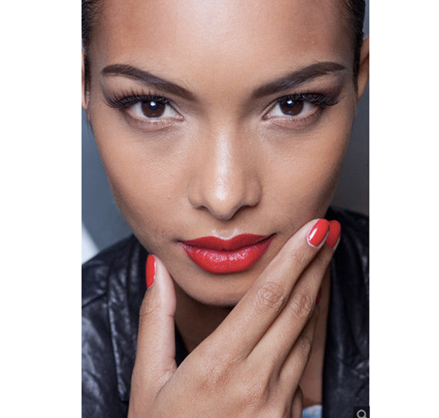 Labios y uñas a juego en el desfile de Jean Paul Gaultier