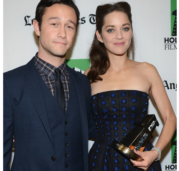 Marion Cotillard se decanta por el gris para su manicura