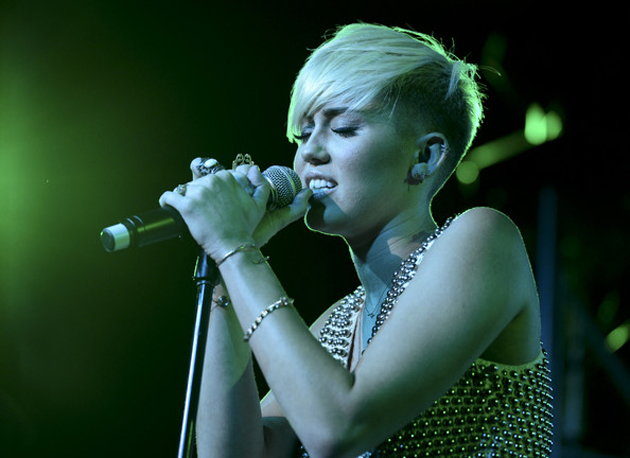 Miley Cyrus se rapa más aún la cabeza