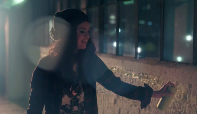 Selena Gomez haciendo el gamberro en el anuncio de Adidas Neo 