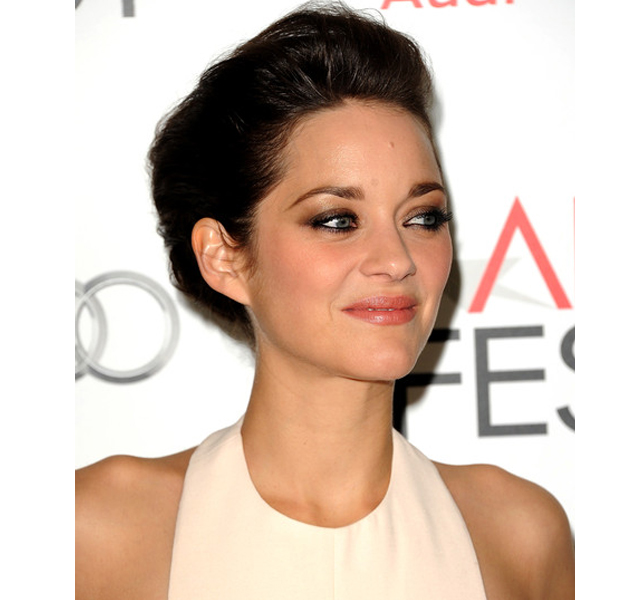 Marion Cotillard enseña pierna en el festival AFI de cine