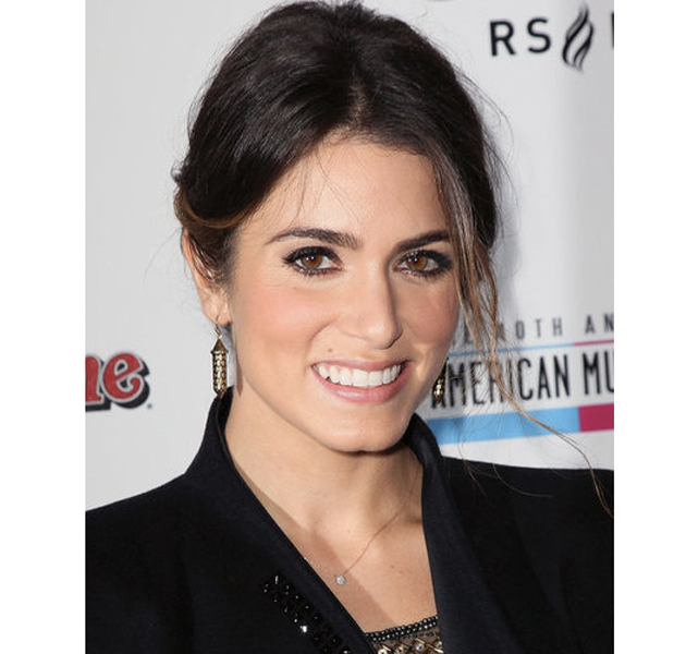 Nikki Reed saca lo mejor de sus ojos con este maquillaje 