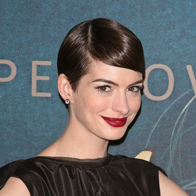 Anne Hathaway versiona su pixie en el estreno de Los Miserables 