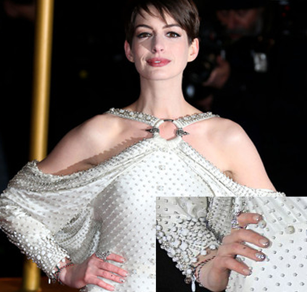 Anne Hathaway con una manicura brillante en el estreno de Los Miserables 