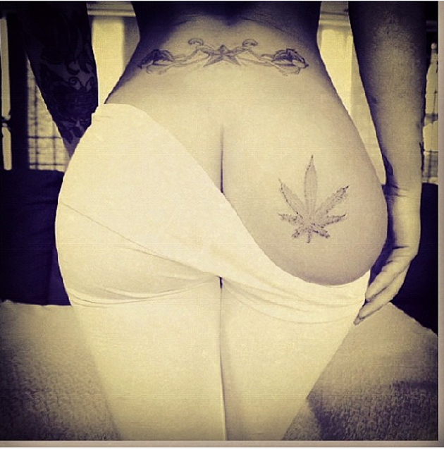 Rihanna pone patas arriba la red por el tatuaje de una hoja de marihuana en el culo 