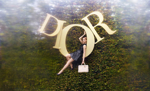 Dior se inspira en Alicia en el País de las Maravillas para su último lookbook 