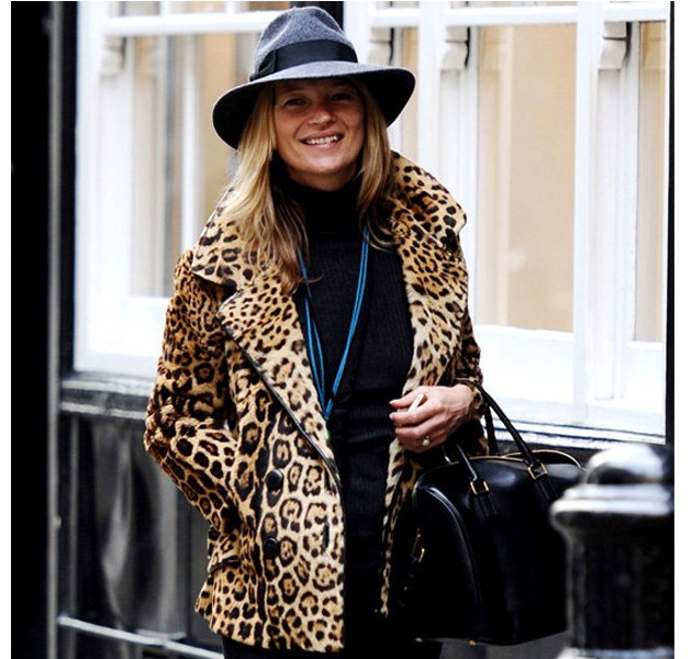 ¿Cómo llevar los abrigos con estampado de leopardo? 