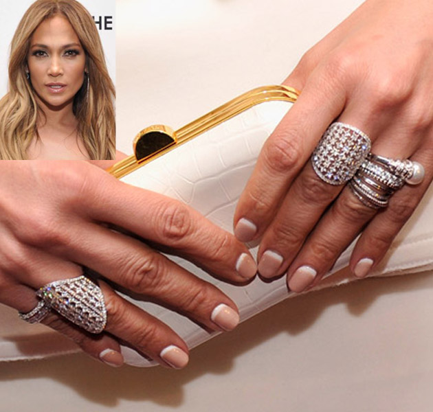 Jennifer Lopez le da la vuelta a la manicura francesa 