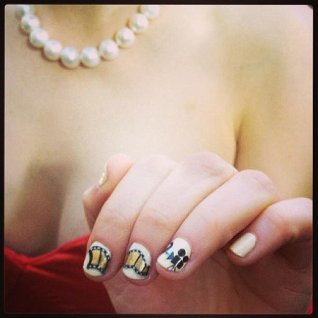 La manicura de Zooey Deschanel en los Globos de Oro 2013 