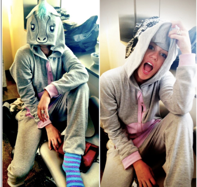 Miley Cyrus vestida de unicornio y haciendo twerking